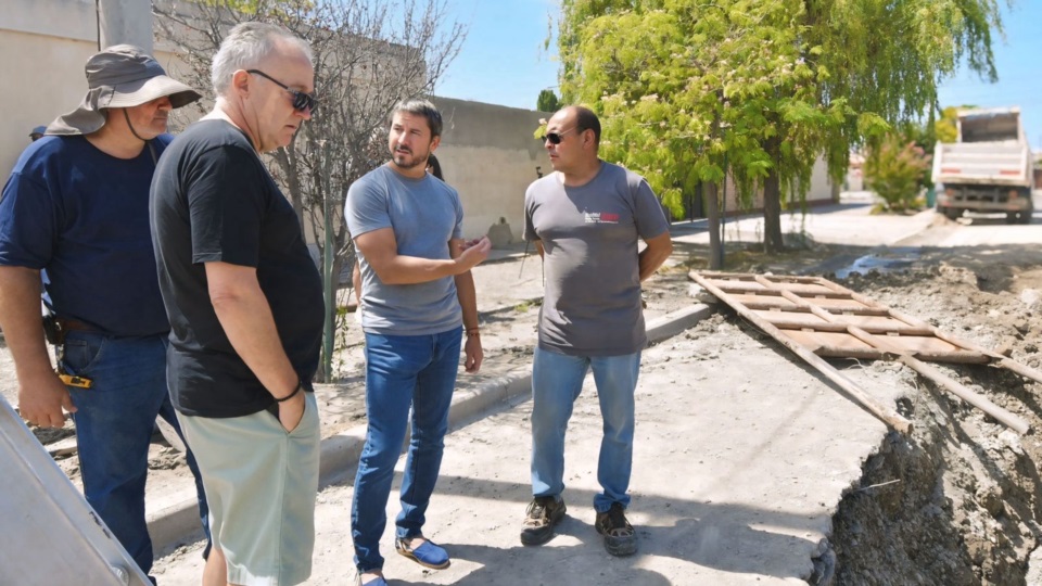 Gerardo Merino observando las tareas que se realizan.