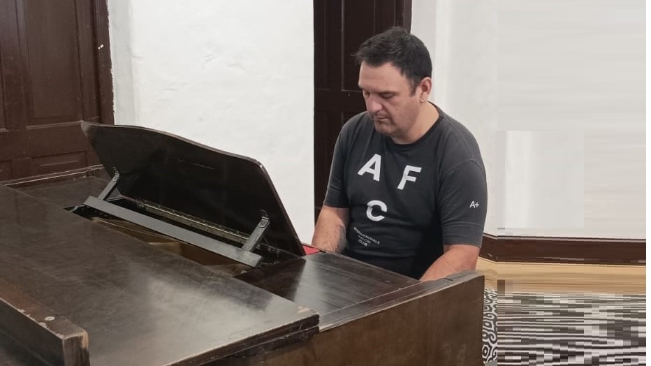  Agustín Urrutia, profesor de piano de la Casa de la Cultura.