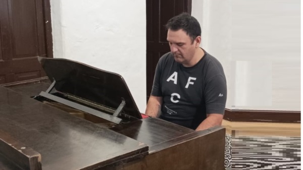  Agustín Urrutia, profesor de piano de la Casa de la Cultura.