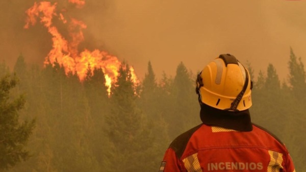 El fuego no cesa y por el viento podría llegar a Esquel.