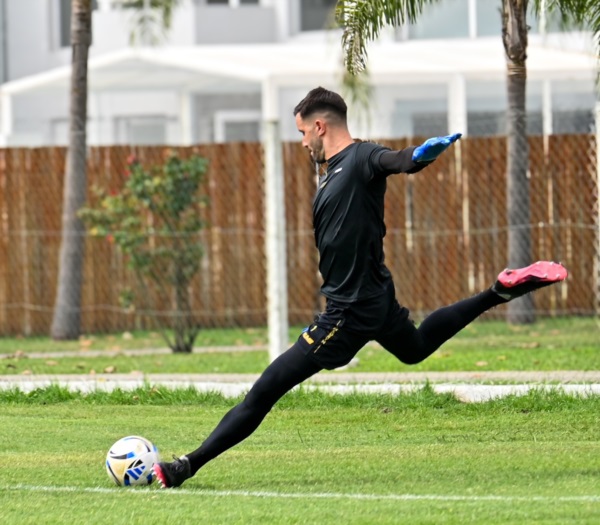 El capitán Bonnin en un saque de arco. (Foto: Prensa Deportivo Madryn).