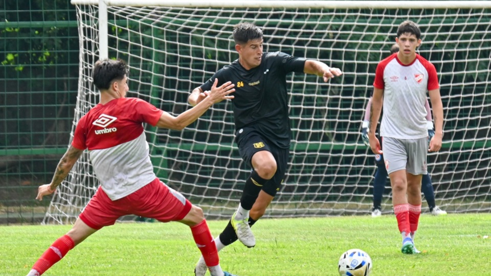 Diego Martínez sigue siendo el lateral izquierdo del Aurinegro. (Foto: Prensa Deportivo Madryn).