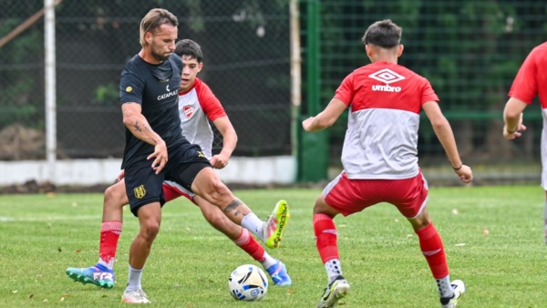 El uruguayo Facundo Ospitaleche en acción. (Foto: Prensa Deportivo Madryn).