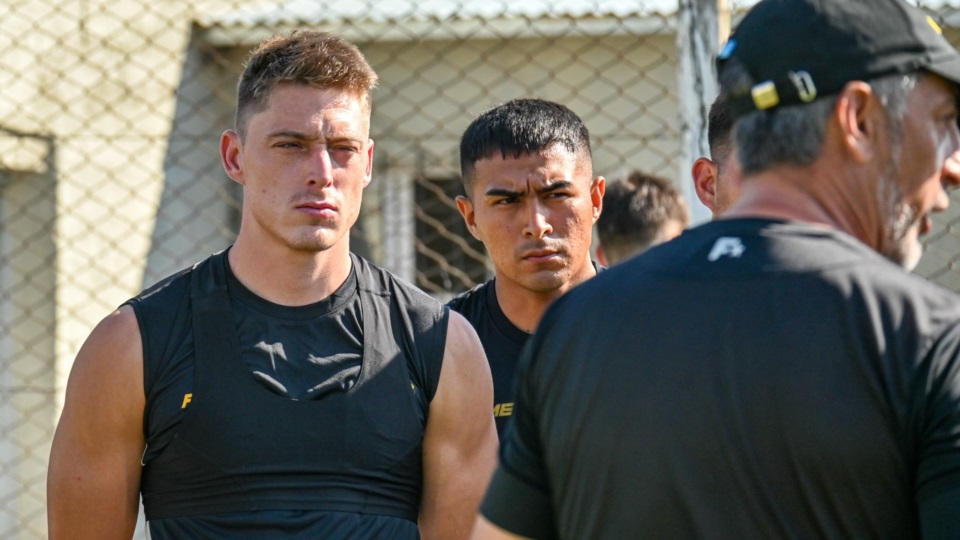 Calleros y Peinipil escuchan atentamente a Cristian Díaz. (Foto: Prensa Deportivo Madryn).