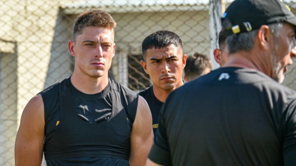 Calleros y Peinipil escuchan atentamente a Cristian Díaz. (Foto: Prensa Deportivo Madryn).