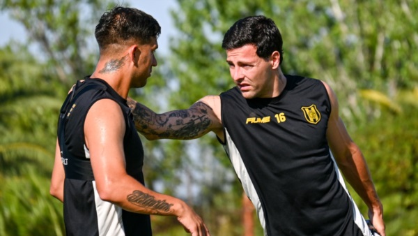 Solí y Montagna en los movimientos precompetitivos. (Foto: Prensa Deportivo Madryn).