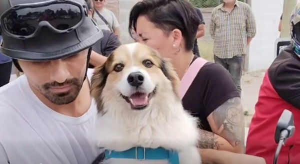Milo (perro) con Matías el hijo de Mario, en su moto, retirandose del velatorio. 
