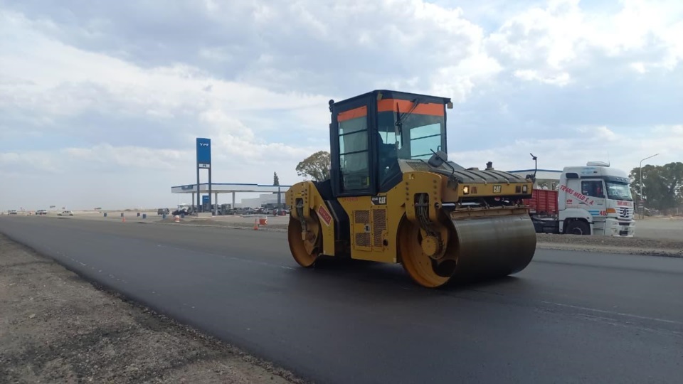 Vialidad provincial supervisa los trabajos de obra.