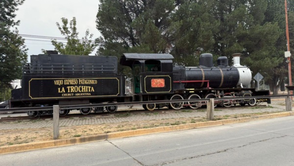 La locomotora se encuentra en una plazoleta de la avenida Ameghino.