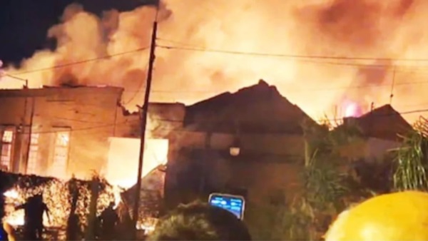 El incendio se produjo en una fábrica. Foto: Agencia NA (redes)
