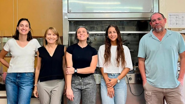 El equipo completo: Laureana Soria, Diana Estenoz, Elangeni Gilbert, Luisina Bressán, Santiago Vaillard. (Foto: gentileza investigadora).