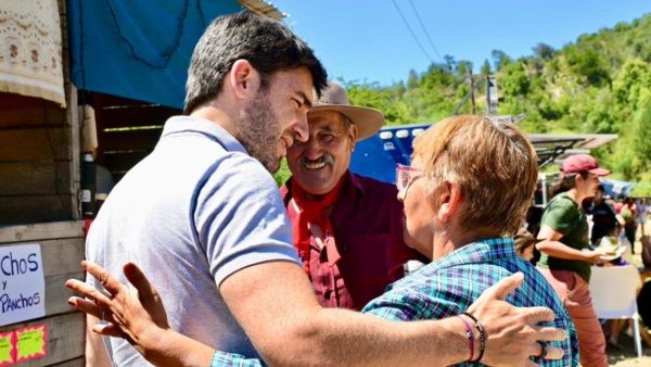 El gobernador con vecinos de Carrenleufú.