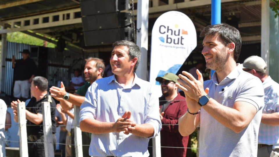 Ignacio Torres junto al presidente de la comuna, Alberto Rosas.