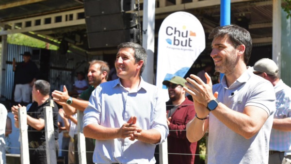 Ignacio Torres junto al presidente de la comuna, Alberto Rosas.