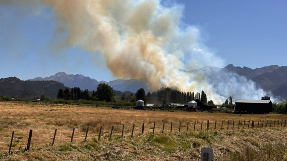 La columna de humo se observa desde varios kilómetros.