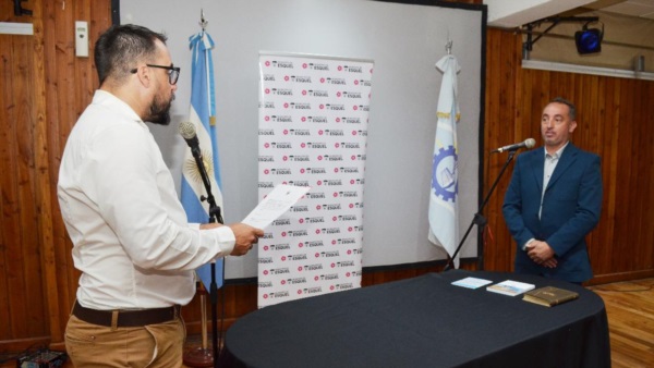 Matías Taccetta tomándole juramento a Juan Ripa.