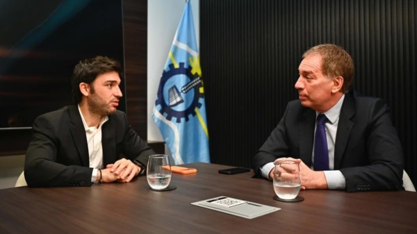 El ministro del Interior, Diego Santilli, junto al gobernador de Chubut, Ignacio Torres. 