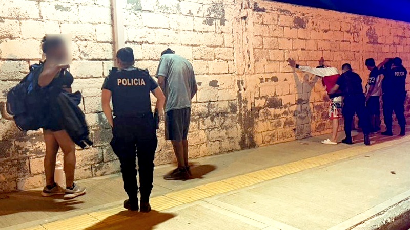 Los sujetos fueron identificados por la Policía.