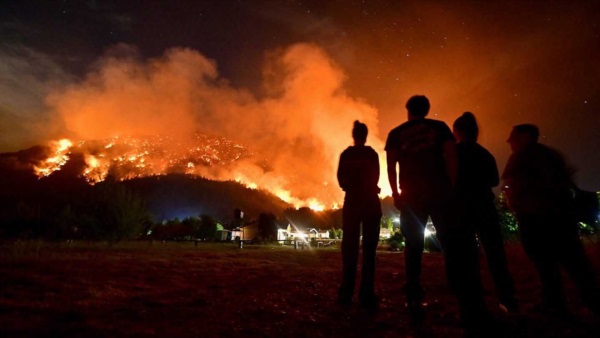Los pobladores de El Hoyo no durmieron anoche debido al avance del fuego en Cerro Pirque. (Maxi Jonas)