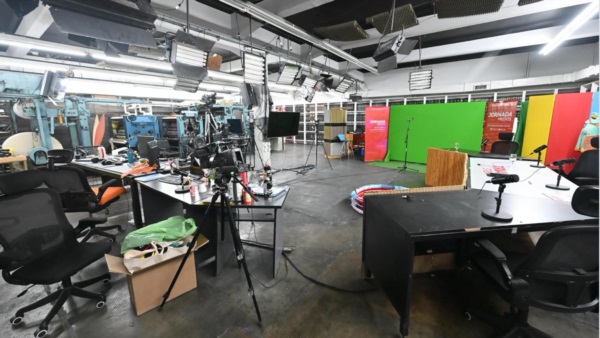El nuevo estudio, la vieja impresora y el impresionante archivo de Jornada.