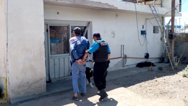 El sujeto intentó escapar pero fue interceptado rápidamente por la Policía.
