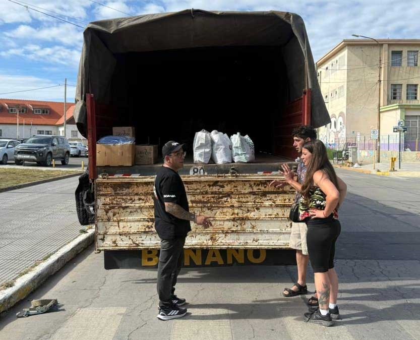 Ezequiel prefirió actuar y no ser un comentarista de redes. Puso su camión para llevar donaciones.