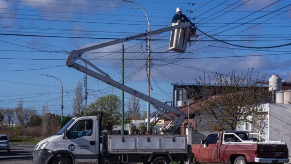 Trabajos en la red eléctrica del barrio Luis Vernet.