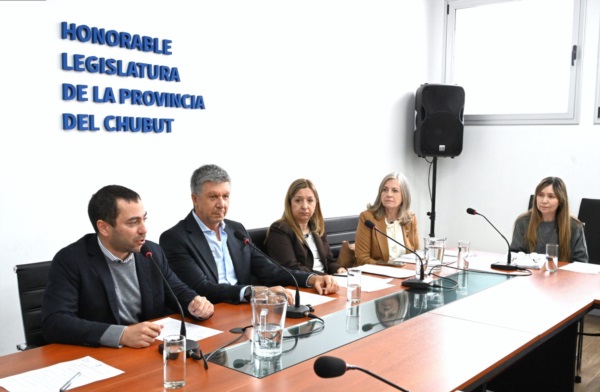 Giacomone, Menna y diputados. El debate sigue en Legislatura.