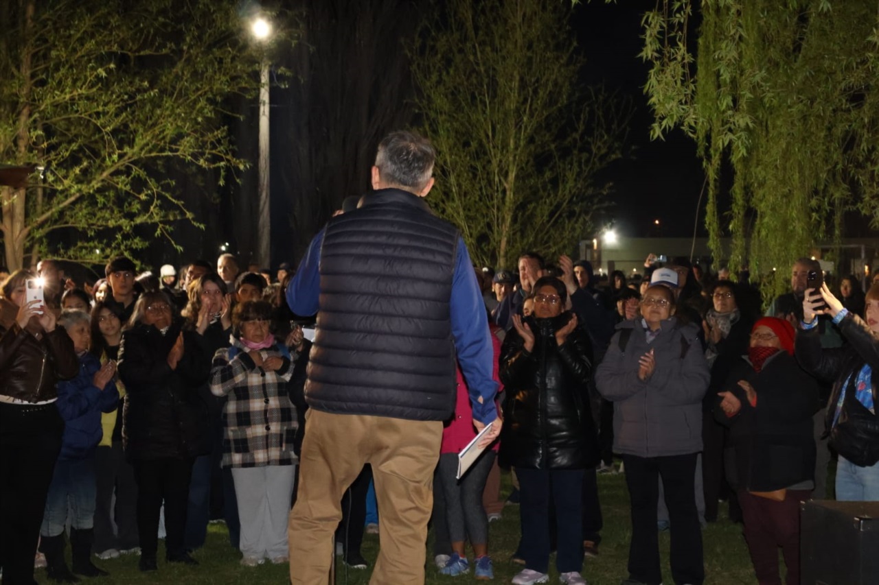 El precandidato a intendente dio un discurso ante sus seguidores.