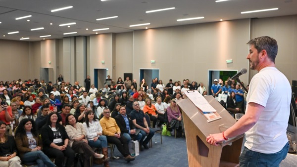 Gerardo Merino hablando ante el público presente.