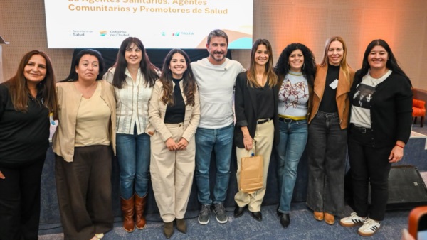 El intendente con disertantes y organizadoras del evento.