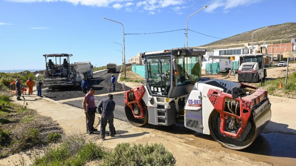 Operarios en las arterias de Rada Tilly.