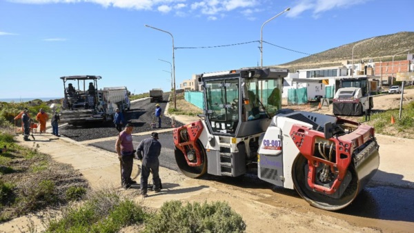 Operarios en las arterias de Rada Tilly.