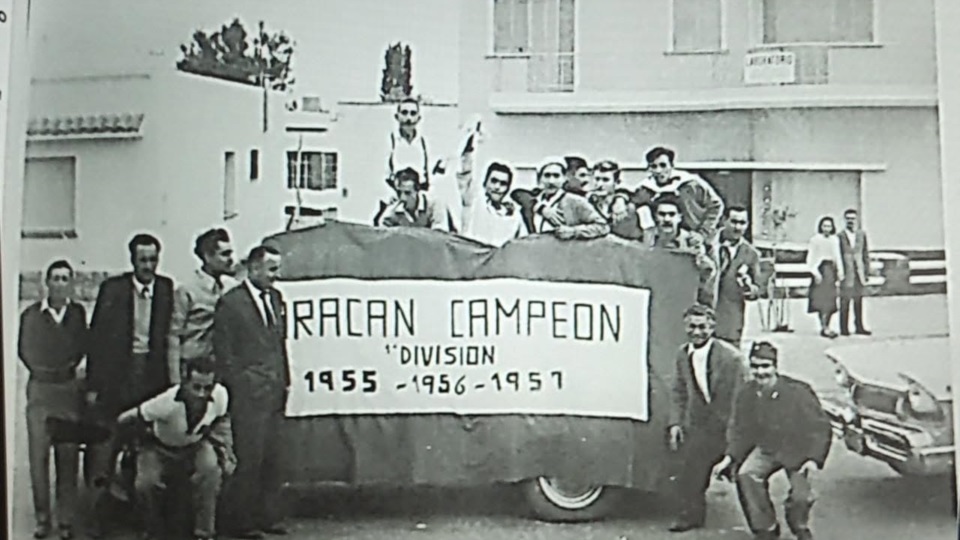 La hinchada y Viglione festejando la seguidilla de campeonatos.