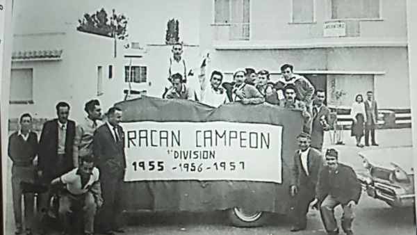 La hinchada y Viglione festejando la seguidilla de campeonatos.