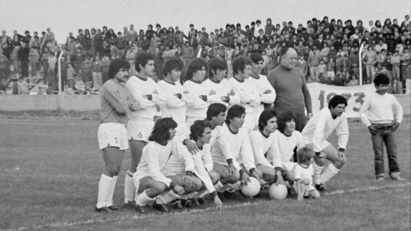 El equipo que salió el día de la inauguración de su cancha de césped.