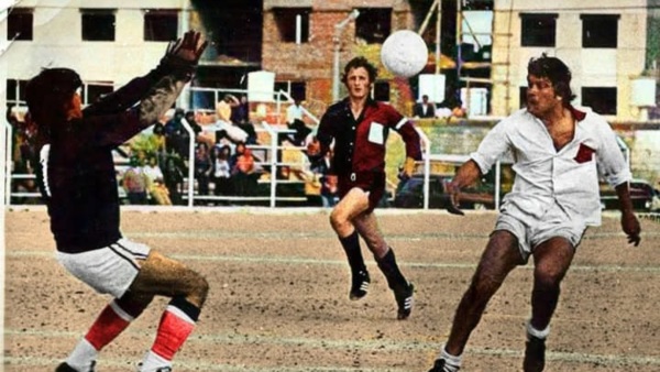 Abel Islan y Lucio Jones en un Huracán ante Gaiman FC.