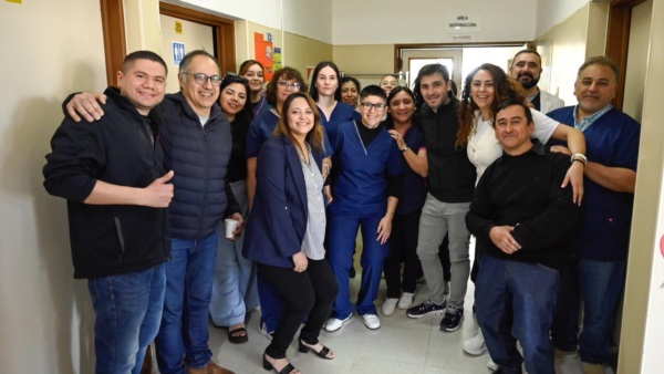 Torres, Loyola y Wisky con personal de salud pública.