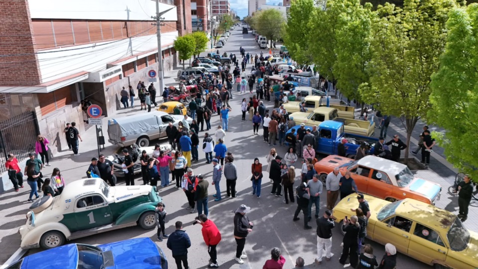 Los vehículos participantes en la Plaza Independencia.