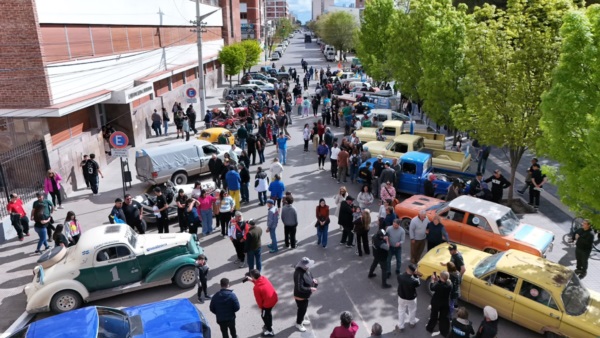Los vehículos participantes en la Plaza Independencia.