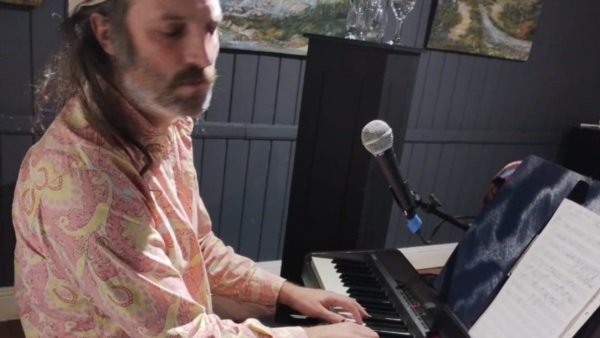 En esta ocasión Juan Sicardi estará a cargo de las melodías del piano.