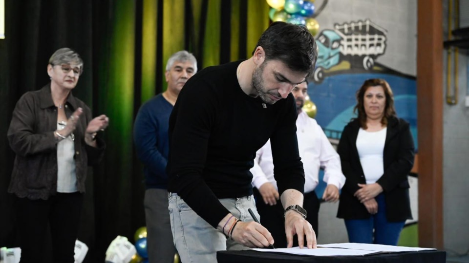 Firma de convenio para nuevas viviendas.