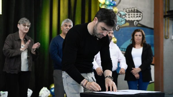Firma de convenio para nuevas viviendas.