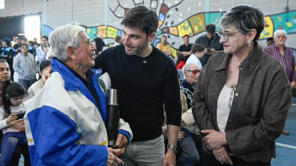 El gobernador saludando a viejos pobladores.
