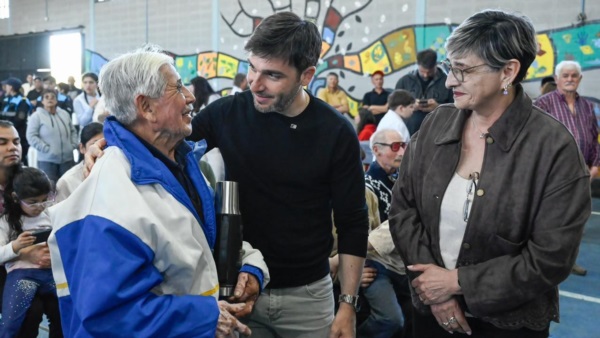 El gobernador saludando a viejos pobladores.