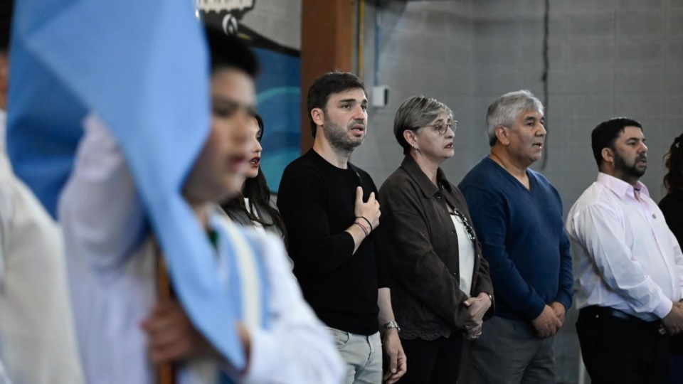 Torres y Pinilla en la entonación del himno nacional.