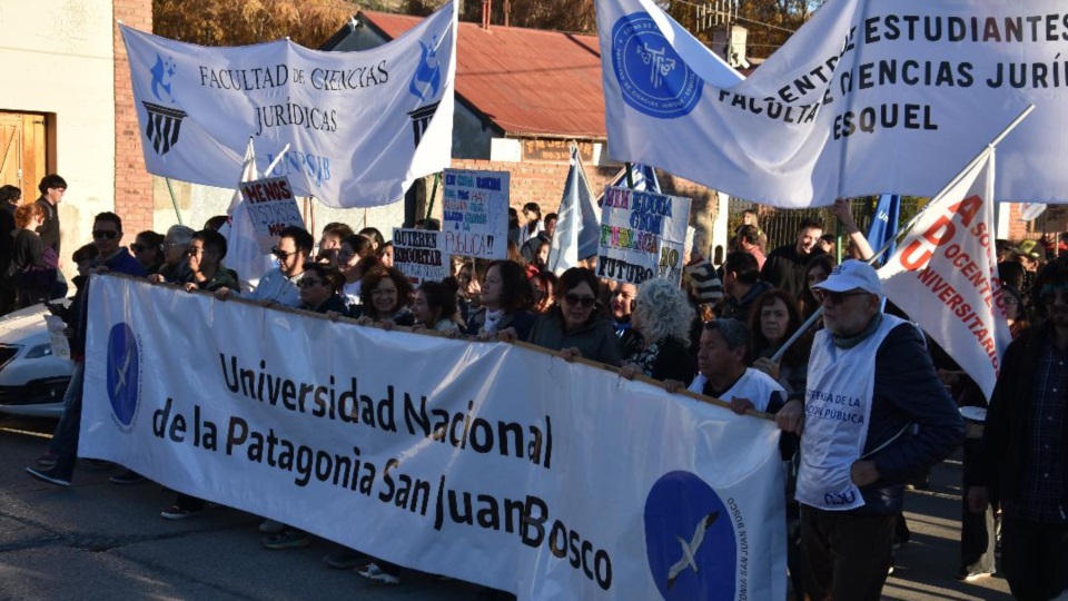 Marcha de los universitarios de Esquel.
