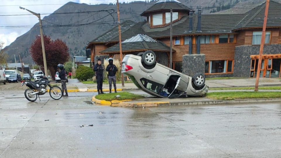 El Ford tumbado tras la colisión.