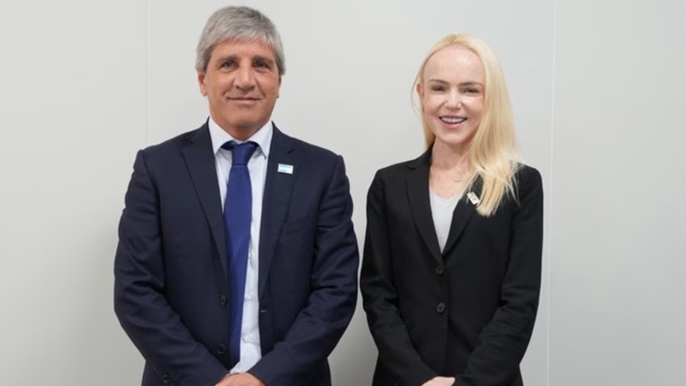 Caputo, junto a Erin Browne, subsecretaria de Asuntos Internacionales, de los Estados Unidos.