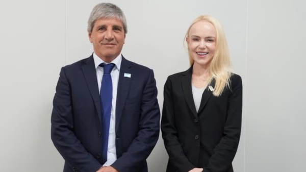 Caputo, junto a Erin Browne, subsecretaria de Asuntos Internacionales, de los Estados Unidos.